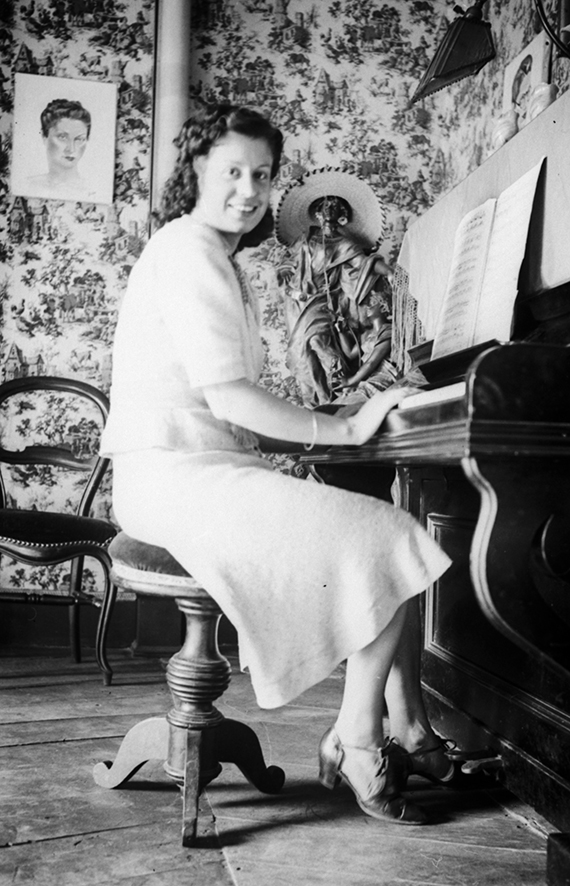 18_ACAP_1924: Una dona tocant el piano a la casa Areny-Plandolit