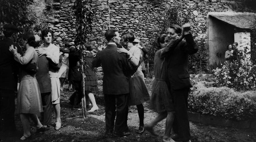 19_ACAP_1336: Ball al jardí de la casa Areny- Plandolit