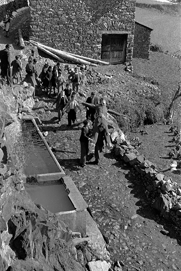 37_FAM_5710_6: Grup de nens porten el rei Carnestoltes pels carrers d’Engordany