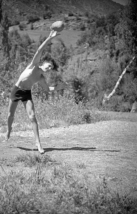 39_FAM_6328_24: Instantània d’un nen jugant a tirar pedres