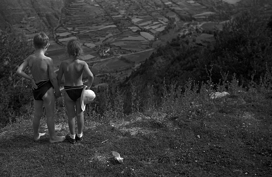 41_FAM_6245_37: Instantània de dos nens amb banyador mirant cap a Encamp