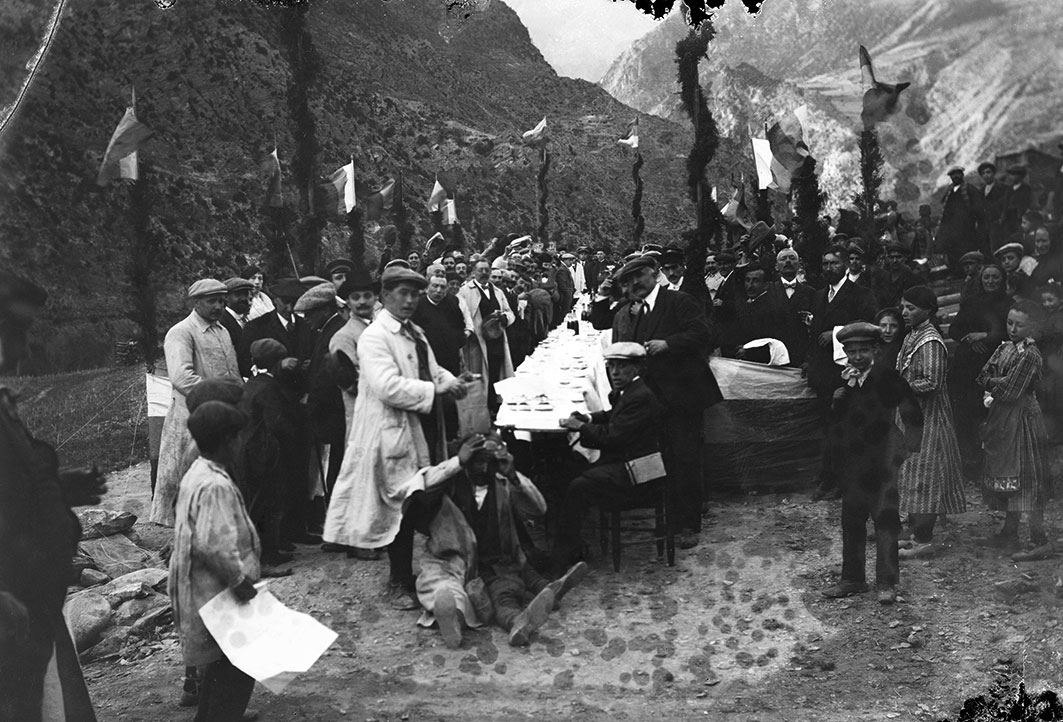 CRA_0086: Instantània de veïns de Sant Julià de Lòria al voltant d’una taula en una celebració