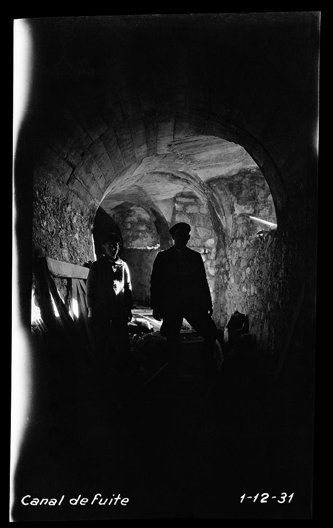 FEDA_0228: Dos treballadors a l’interior del canal de fuita de la central