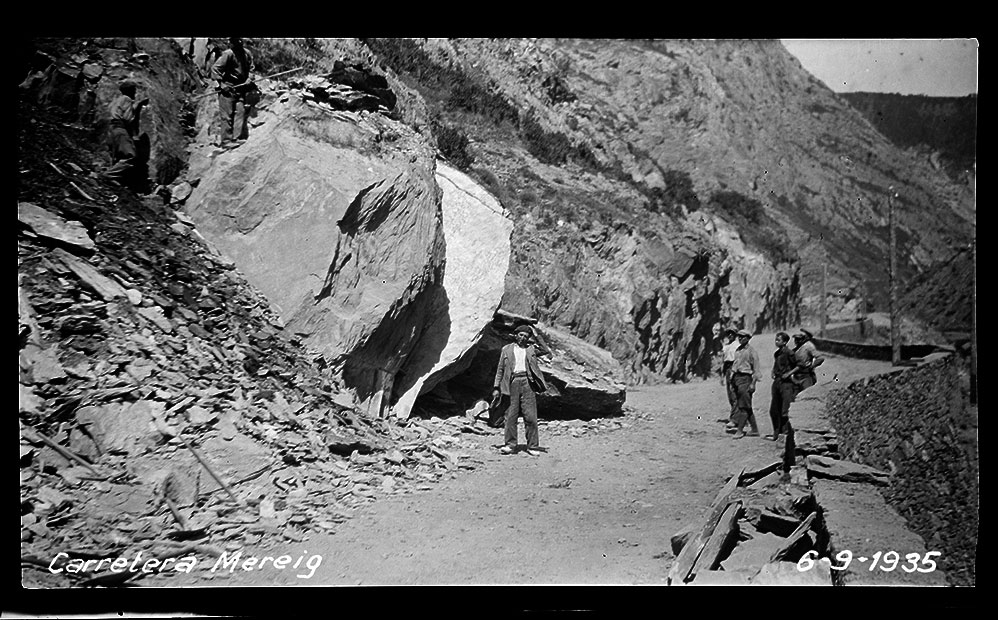 FEDA_0260: Grup de cinc treballadors, a la carretera de Mereig