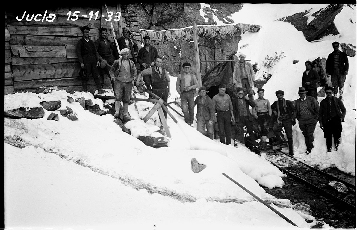 FEDA_0343: Grup de treballadors de FHASA a l’estany de Juclar