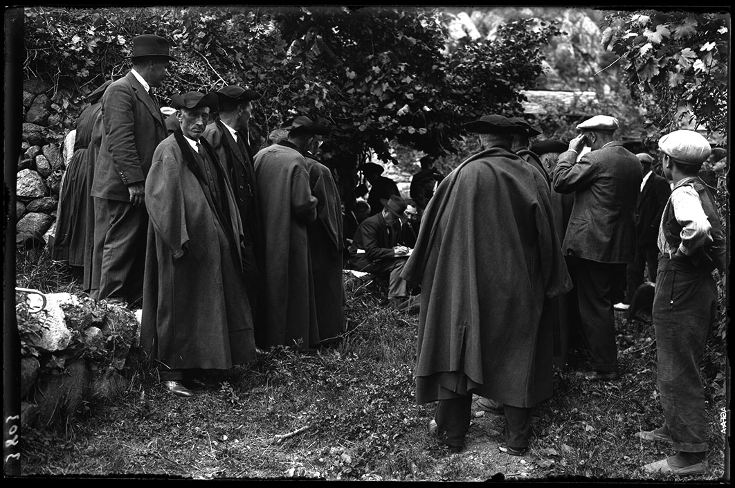 FGP_316: Instantània dels membres del Consell General durant una visura