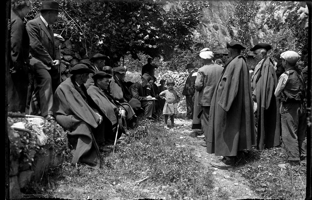 FGP_318: Instantània dels membres del Consell General durant una visura