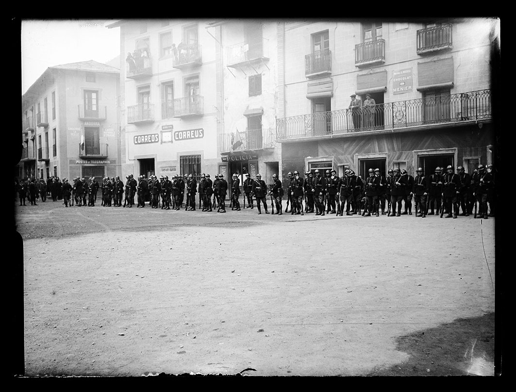 ACAP_2189: Desfilada i formació dels gendarmes a la plaça d’Andorra la Vella