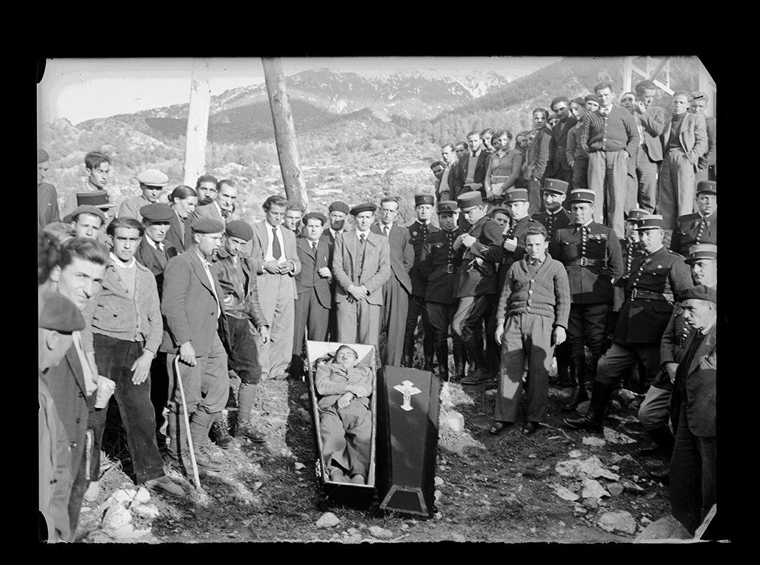 NC_0013: Instantània de Pere Isern Arnau (refugiat de la Guerra Civil Espanyola), és mort i dins d’una caixa de fusta