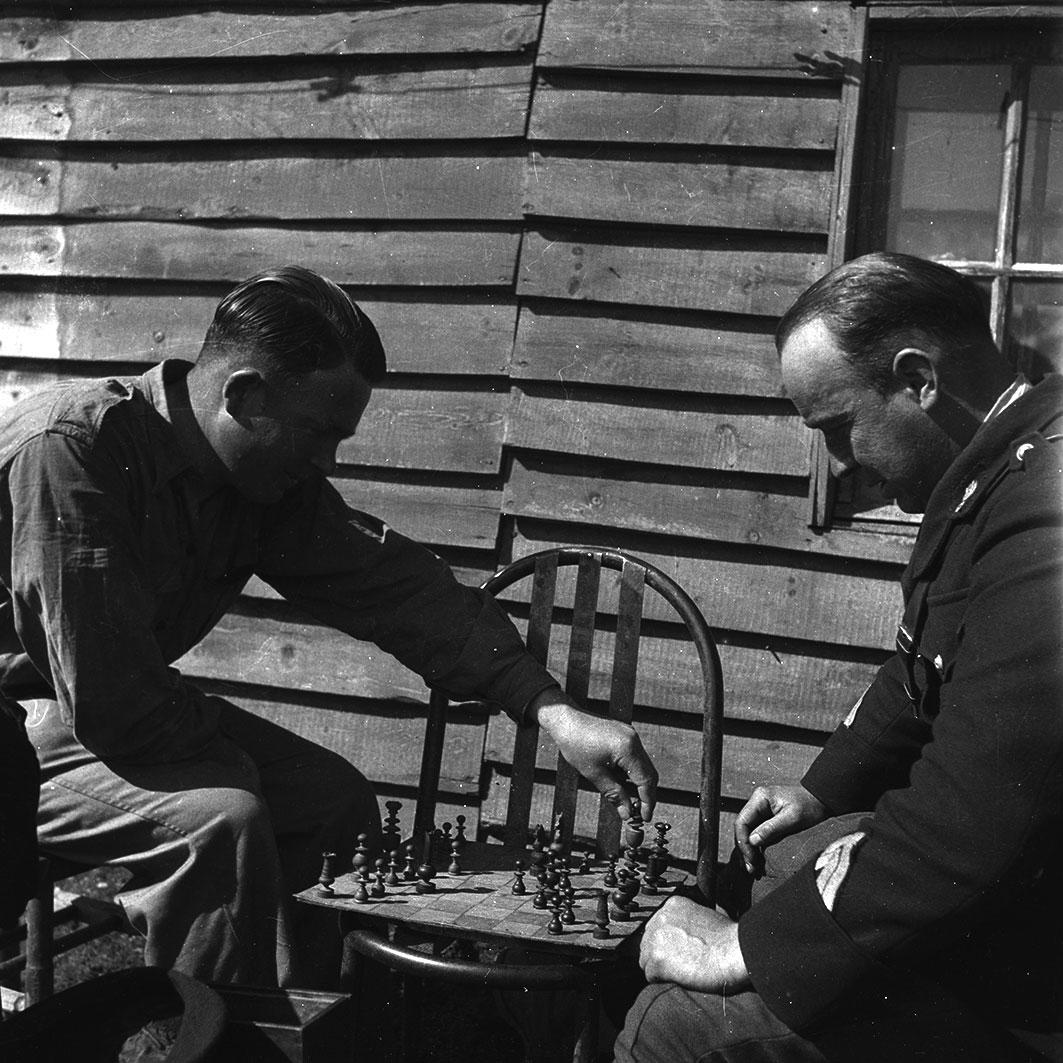 FAM_3679: Una parella de gendarmes jugant a escacs