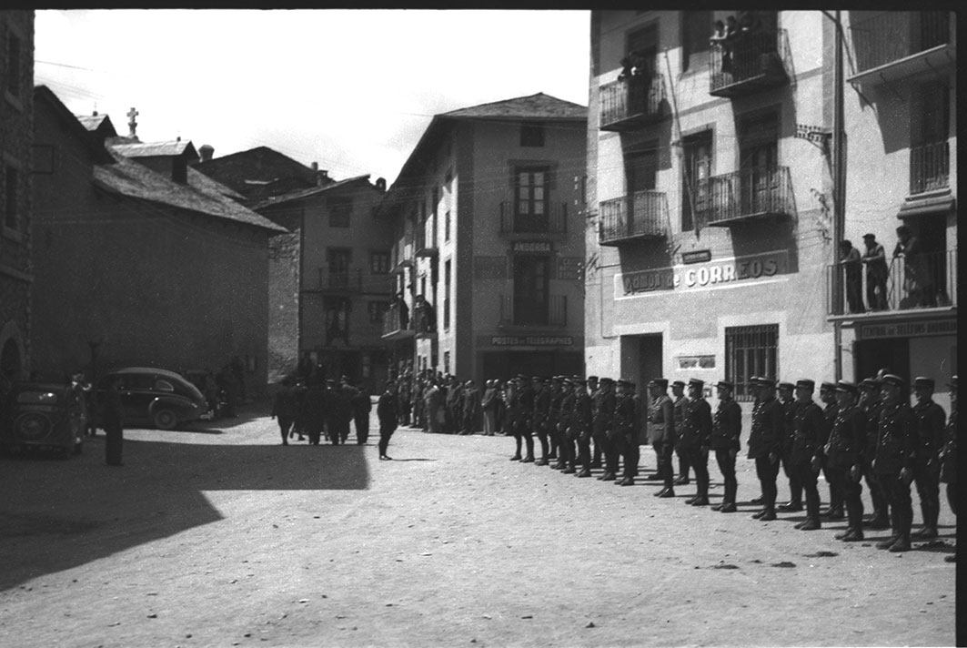 FAM 6844: Gendarmes en formació a la plaça d’Andorra la Vella