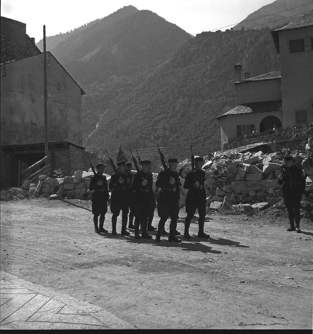 FAM_6846: Grup de gendarmes desfilant