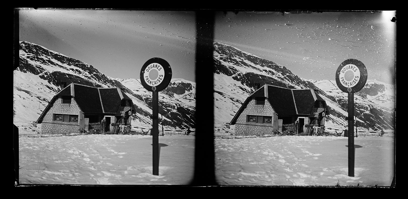 FFP_0633a: Carme Romeo de Piqué tensa i aguanta la bandera nazi a la frontera francesa entre el Pas de la Casa i França