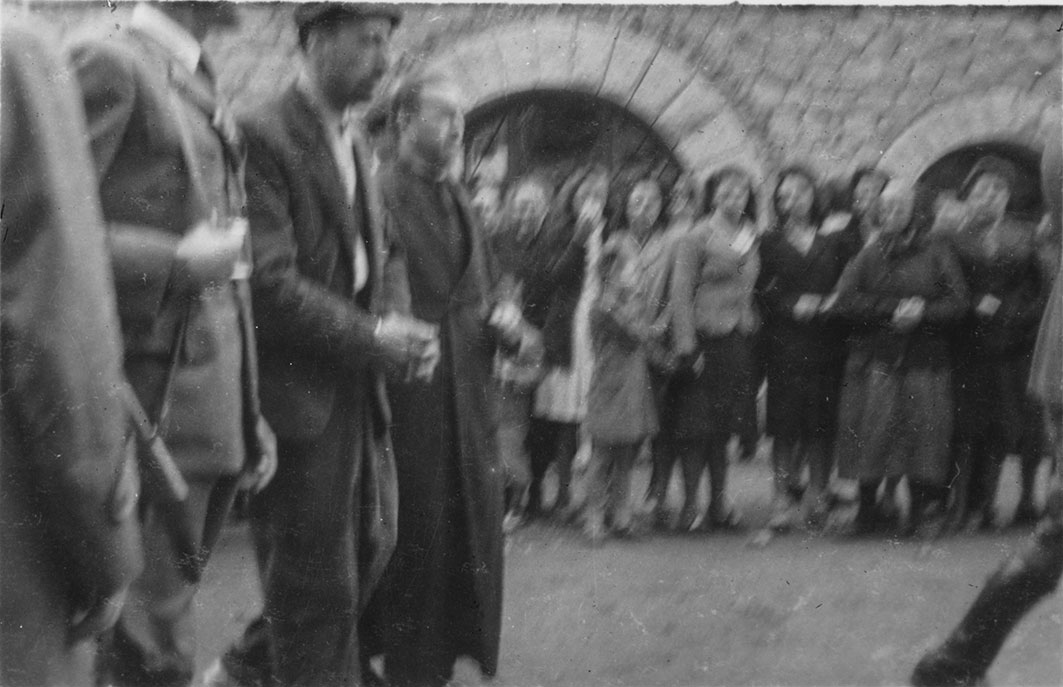 MPP_0001: Dos instantànies de la lectura de sentència a mort, per fratricidi, de Pere Areny Aleix