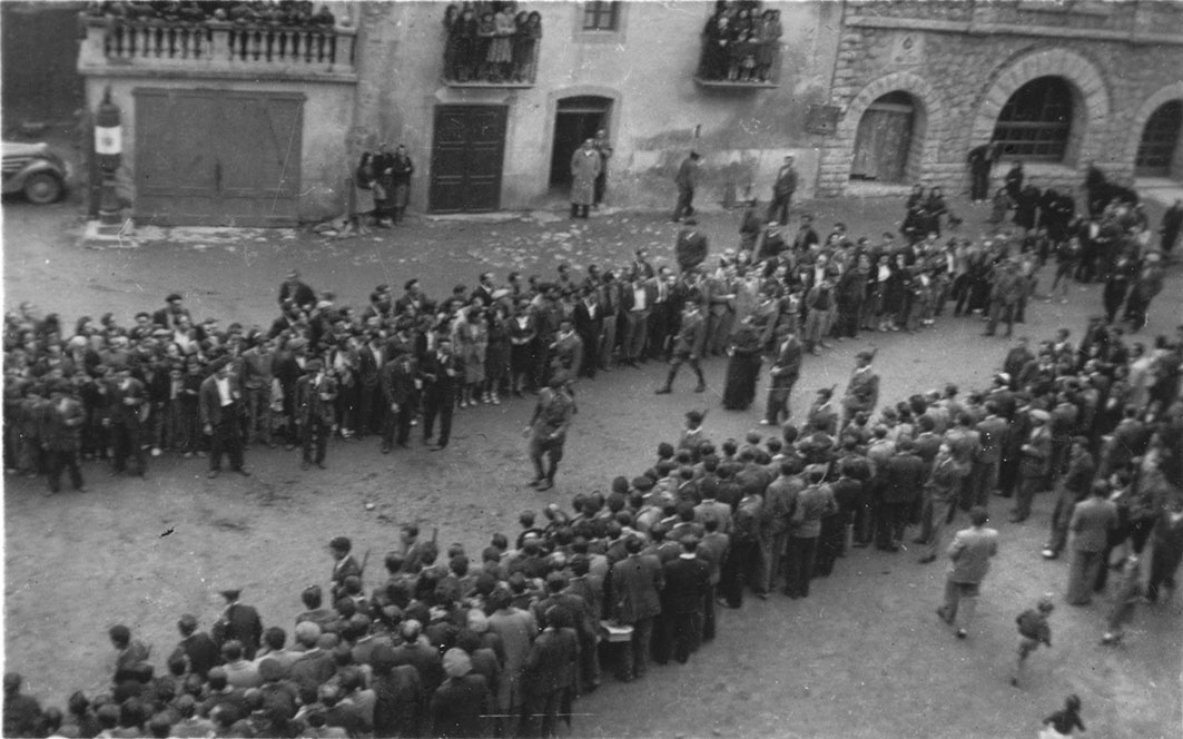 MPP_0003: Dos instantànies de la lectura de sentència a mort, per fratricidi, de Pere Areny Aleix