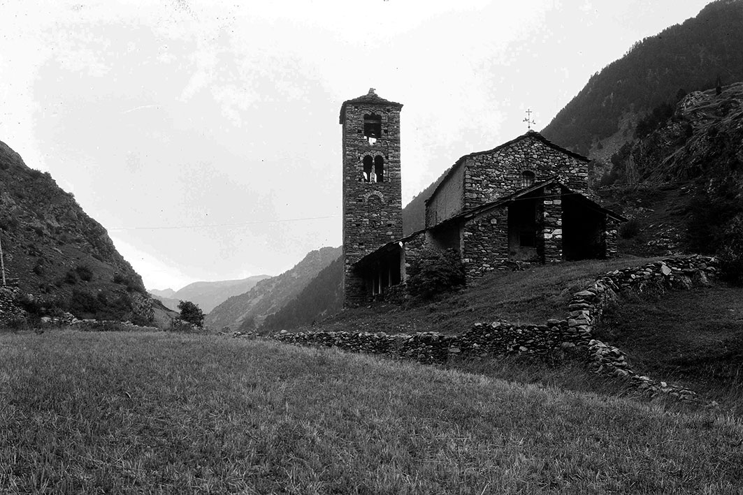 FBUI_120: Tres vistes de l’església de Sant Joan de Caselles