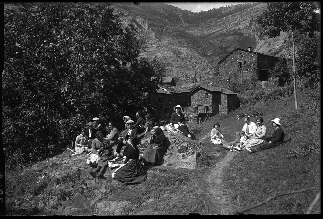 FGP_0094: Instantània d’un grup de gent, asseguts als prats de Santa Maria a Meritxell