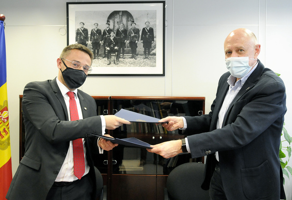 Foto signatura Conveni de col·laboració amb la unió de radioaficionats andorrans