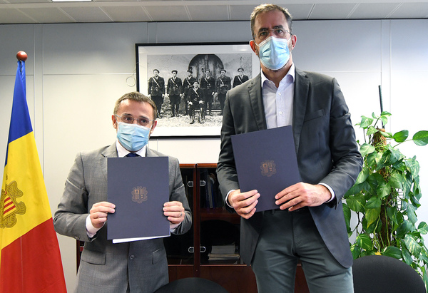 Foto signatura Conveni de col·laboració amb la societat gestora del centre illa carlemany