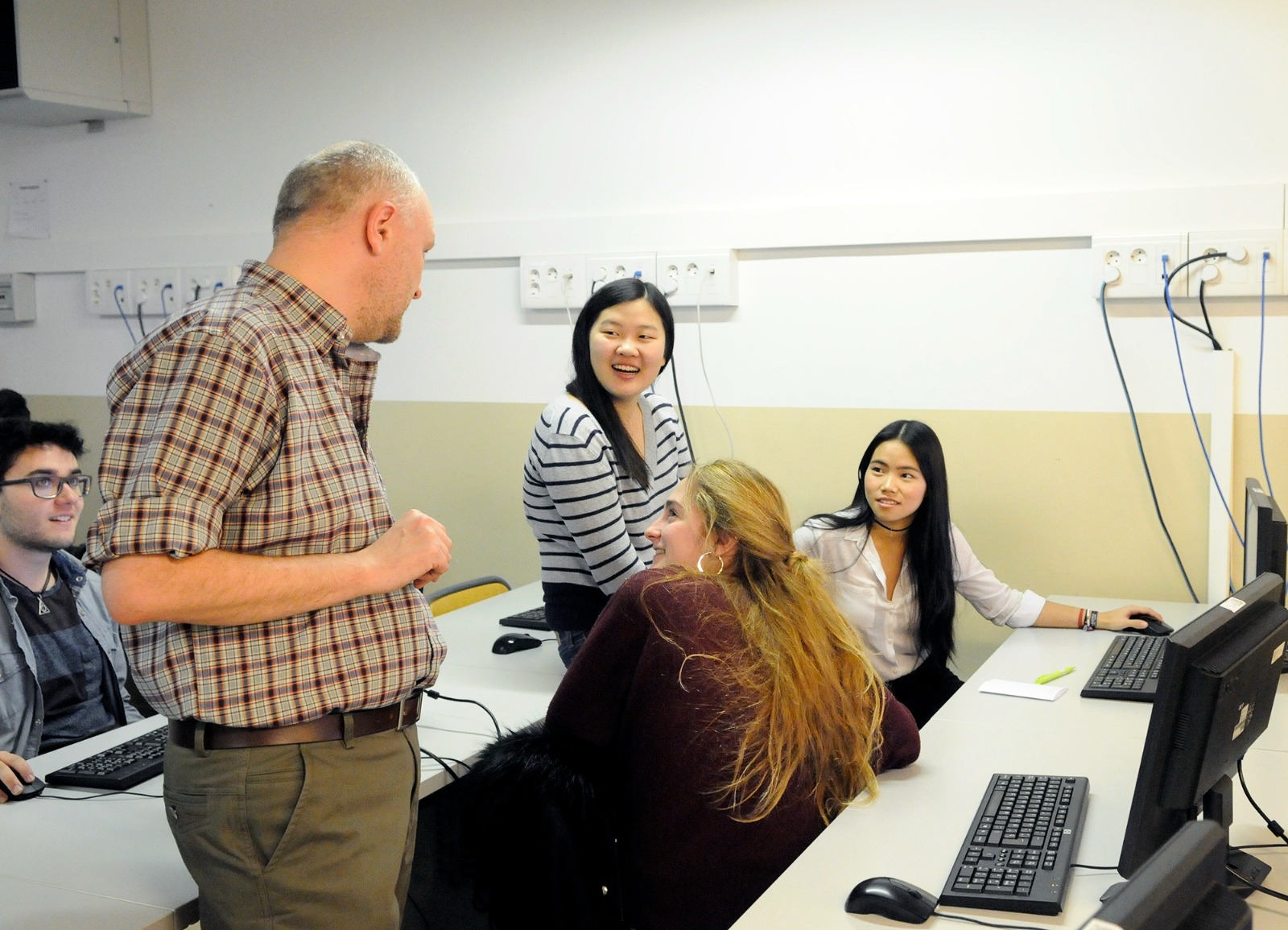 Cinc estudiants del Massachusetts Institute of Technology (MIT) estaran presents a les aules dels tres sistemes educatius
