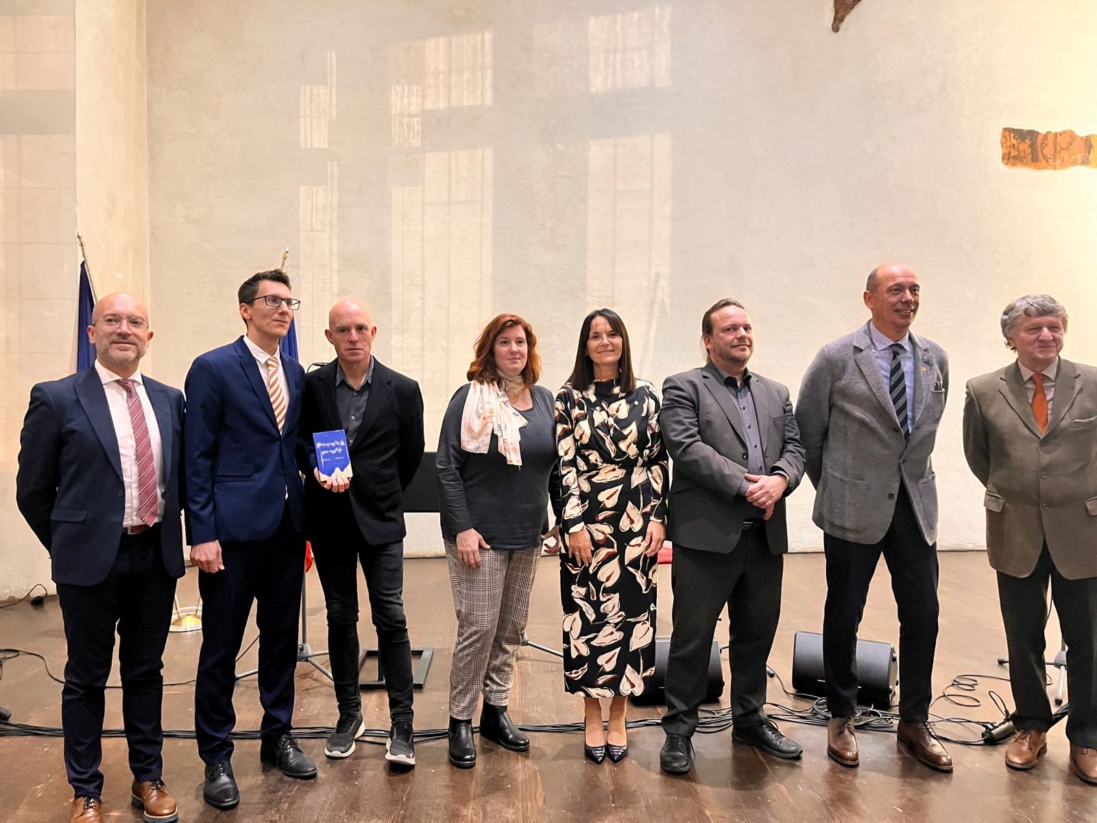 Mònica Bonell destaca “el moment d’efervescència” que viu la creació literària andorrana durant la presentació a Praga de la versió en txec de ‘Blau de Prússia’, d’Albert Villaró