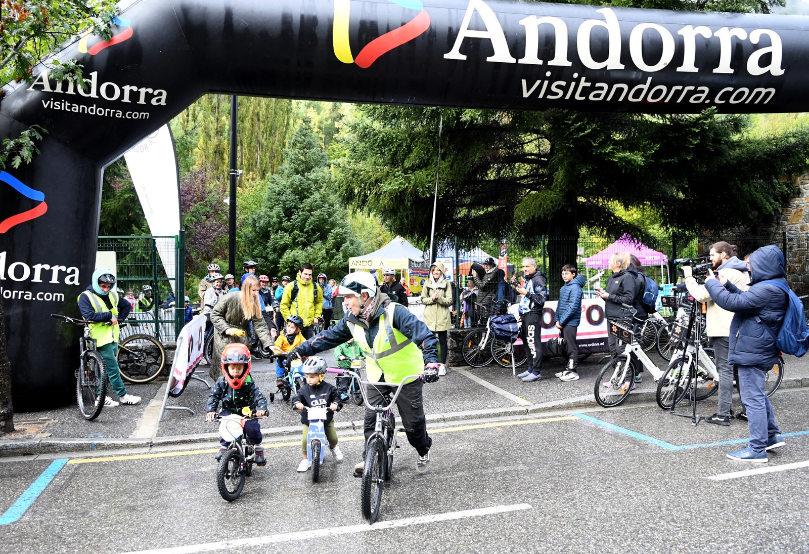 Més de mil infants prenen part de les jornades de mobilitat sostenible i seguretat ciclista ‘Aprèn a rodar’