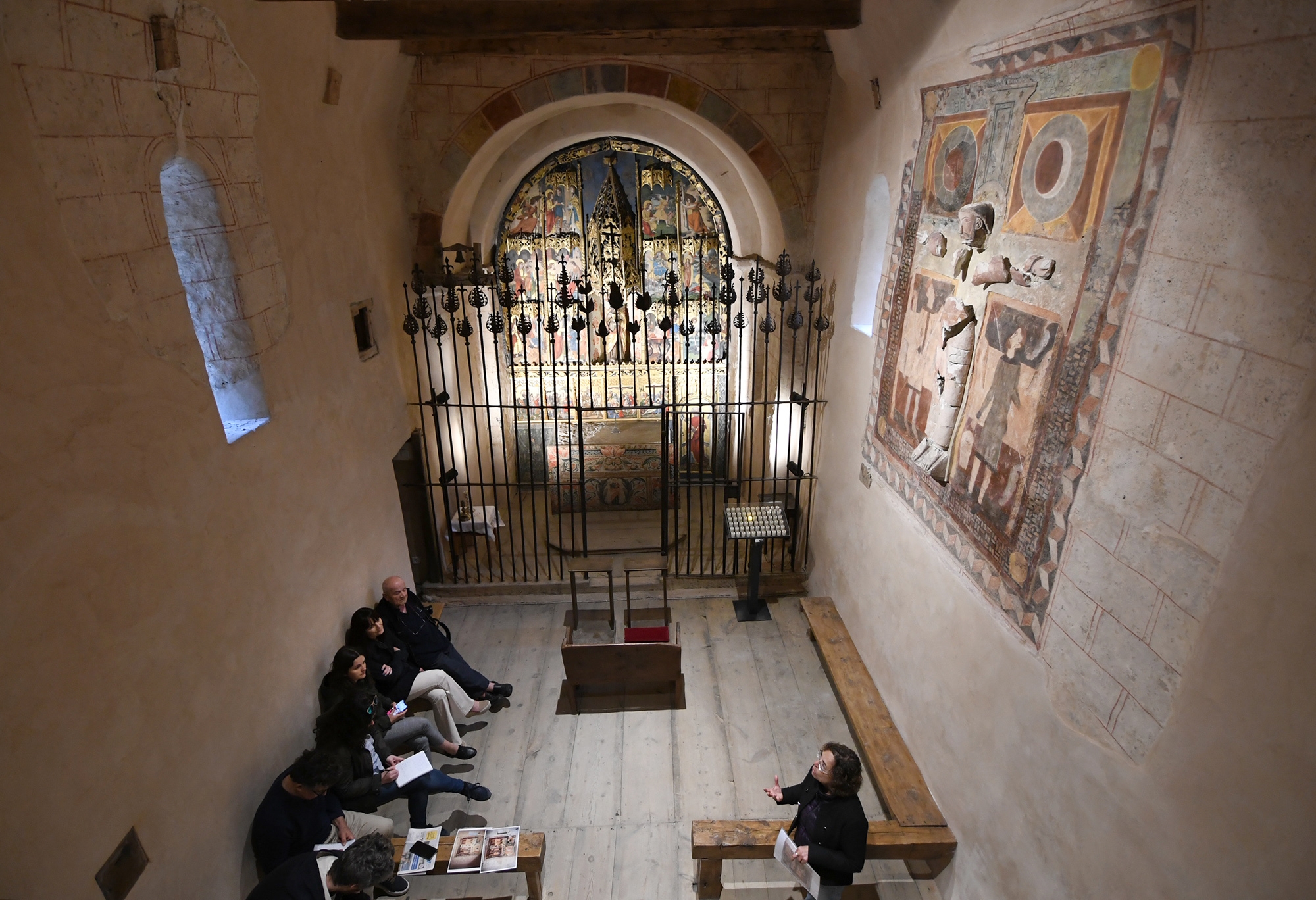 Finalitzen els treballs de restauració del conjunt mural del Crist en estuc de l’església Sant Joan de Caselles