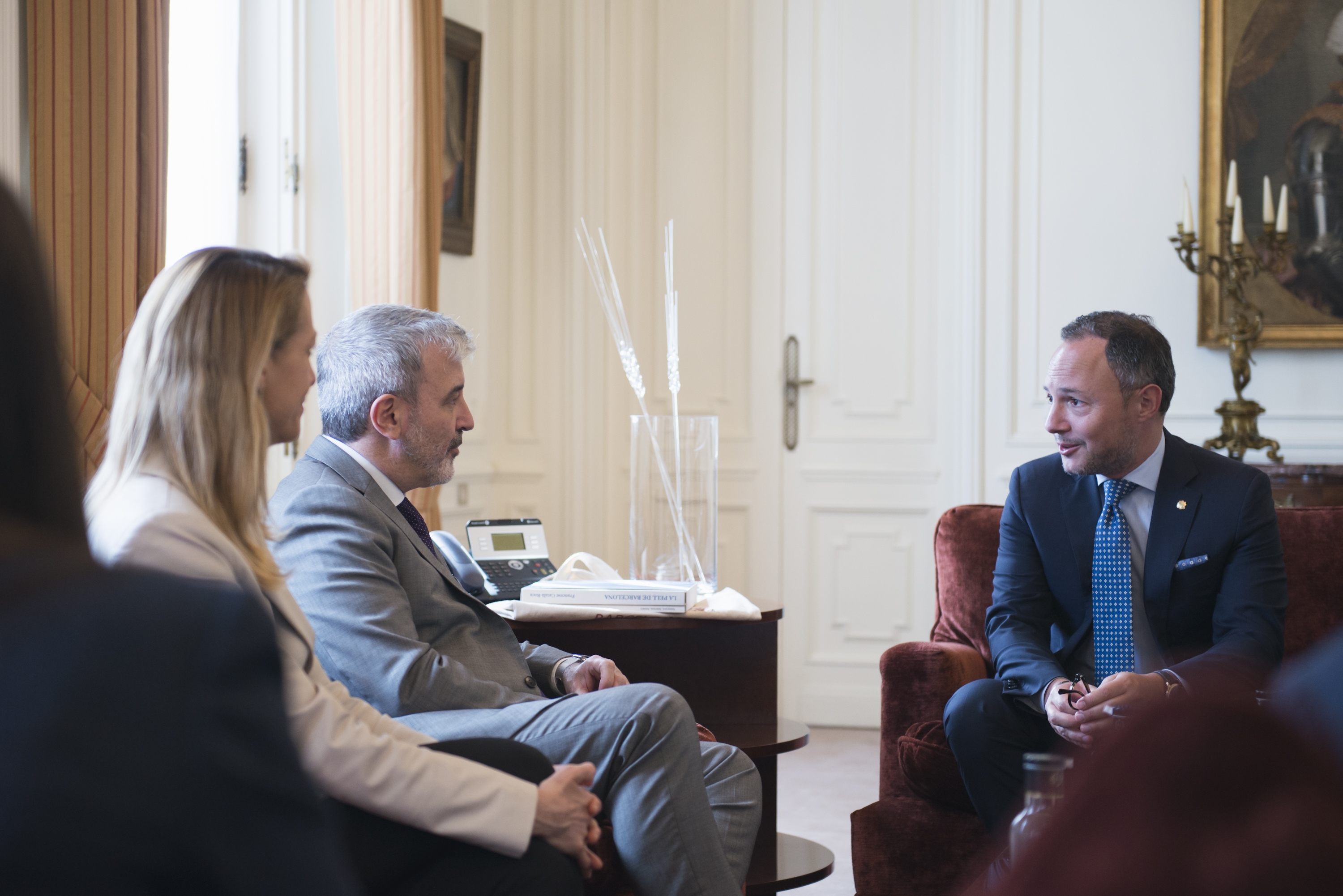 Primera reunió institucional entre el cap de Govern, Xavier Espot, i l’alcalde de Barcelona, Jaume Collboni