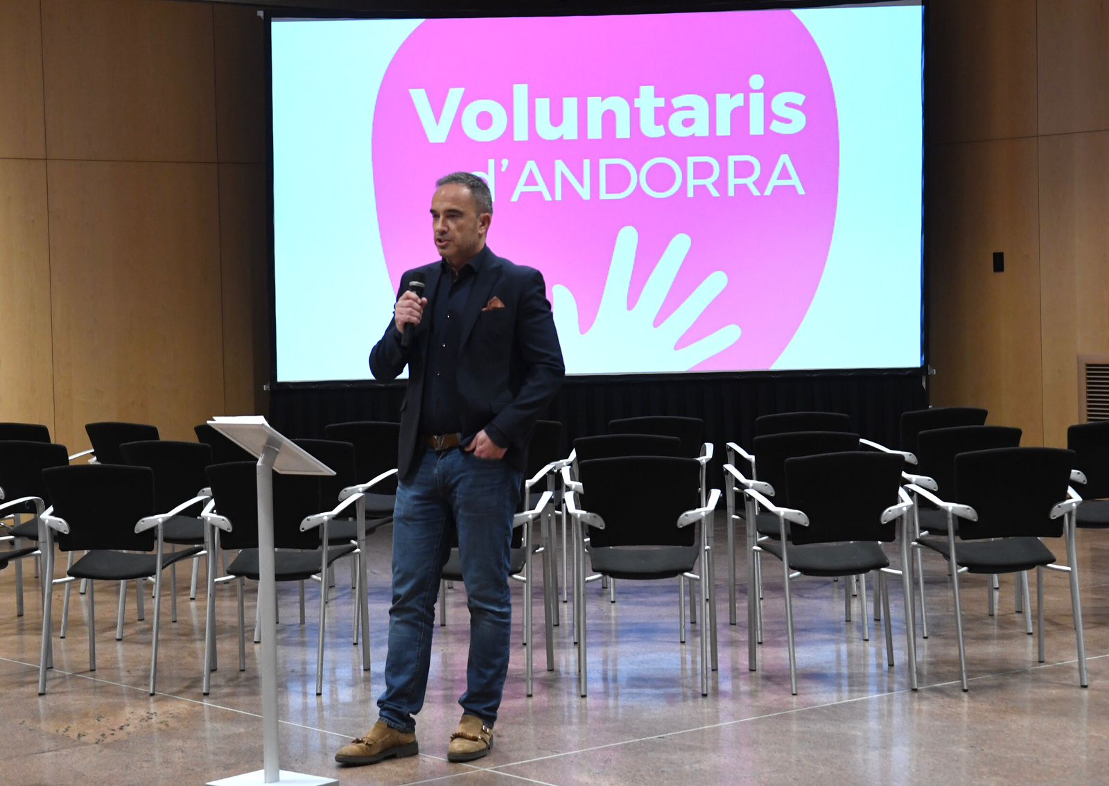Alain Cabanes defineix la Fira del voluntariat com la prova d’una societat solidària i compromesa