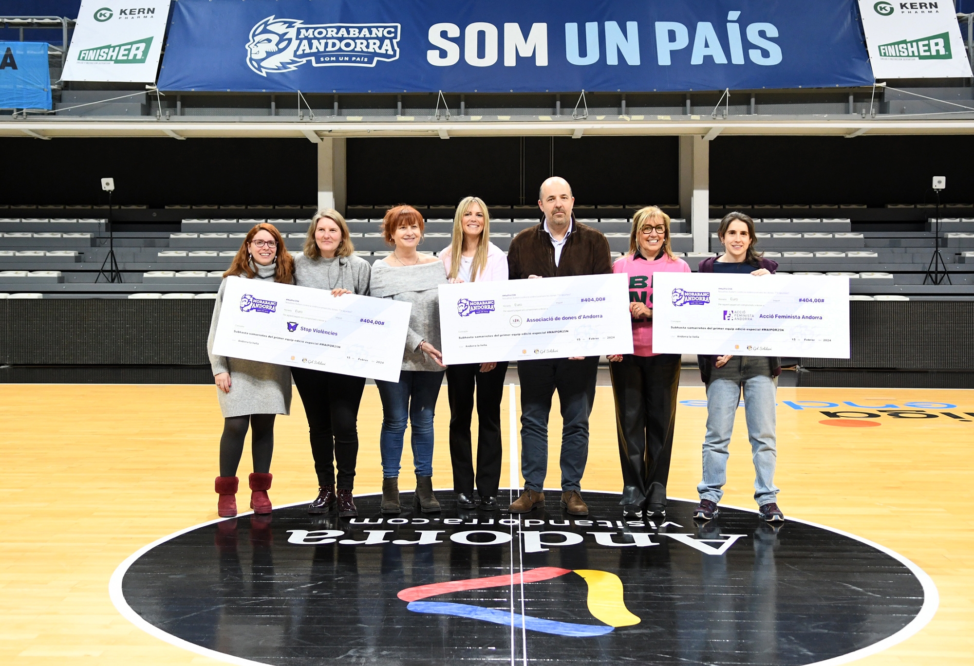 La secretaria d’Estat d’Igualtat i Participació Ciutadana, Mariona Cadena, entrega la recaptació econòmica de la campanya del 25N a les associacions de dones