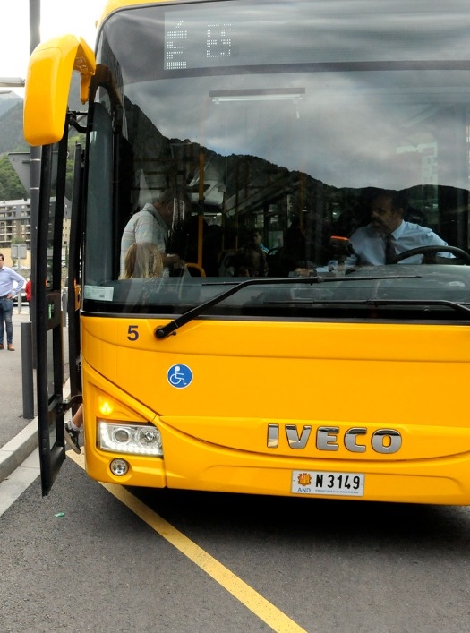 El Govern instal·la noves pantalles digitals a les parades del transport públic nacional