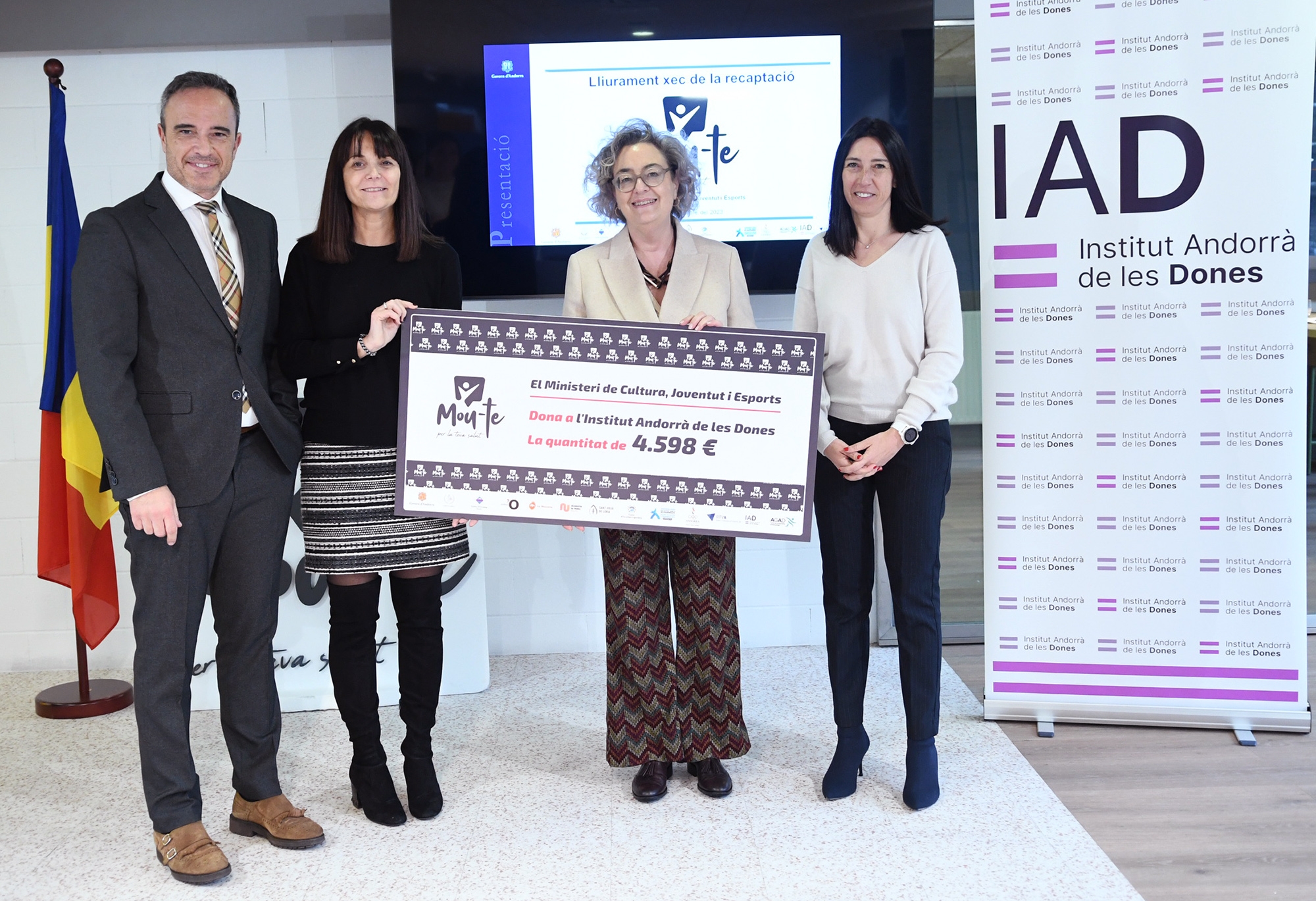 El Govern i els comuns entreguen a l’Institut Andorrà de les Dones un xec de 4.598 euros, recaptats en el marc de la tercera Campanya nacional de promoció de l’activitat física