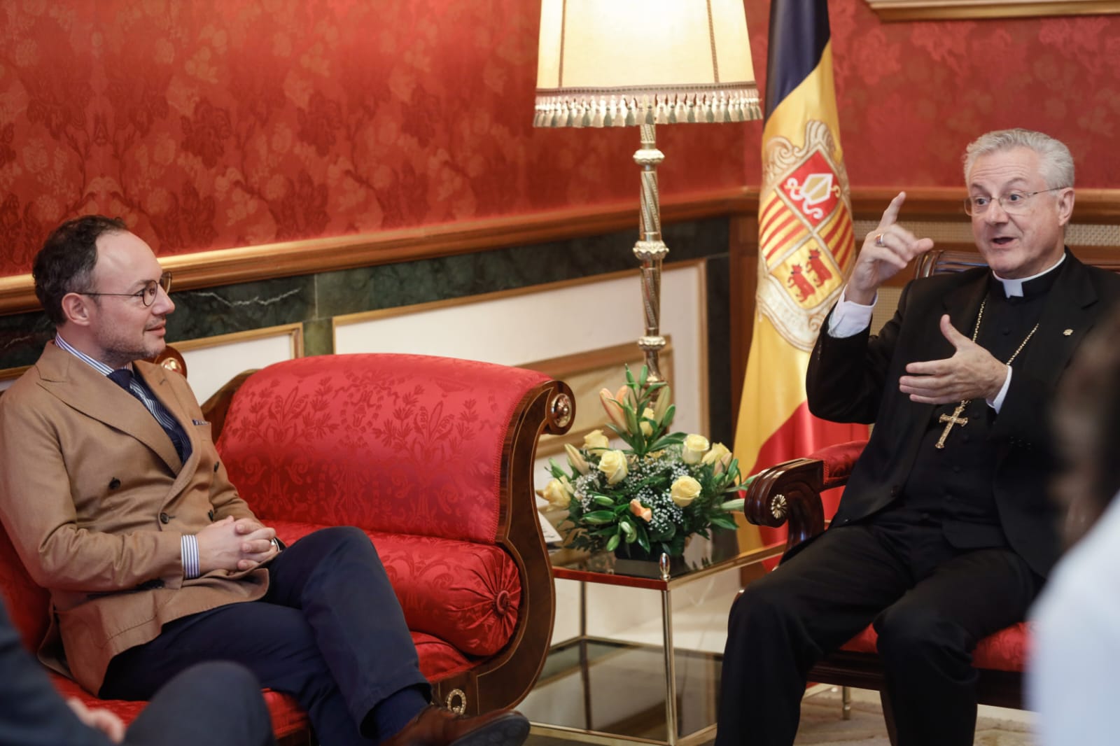 La negociació final de l’acord d’associació amb la UE i l’habitatge centren la visita institucional al Copríncep episcopal