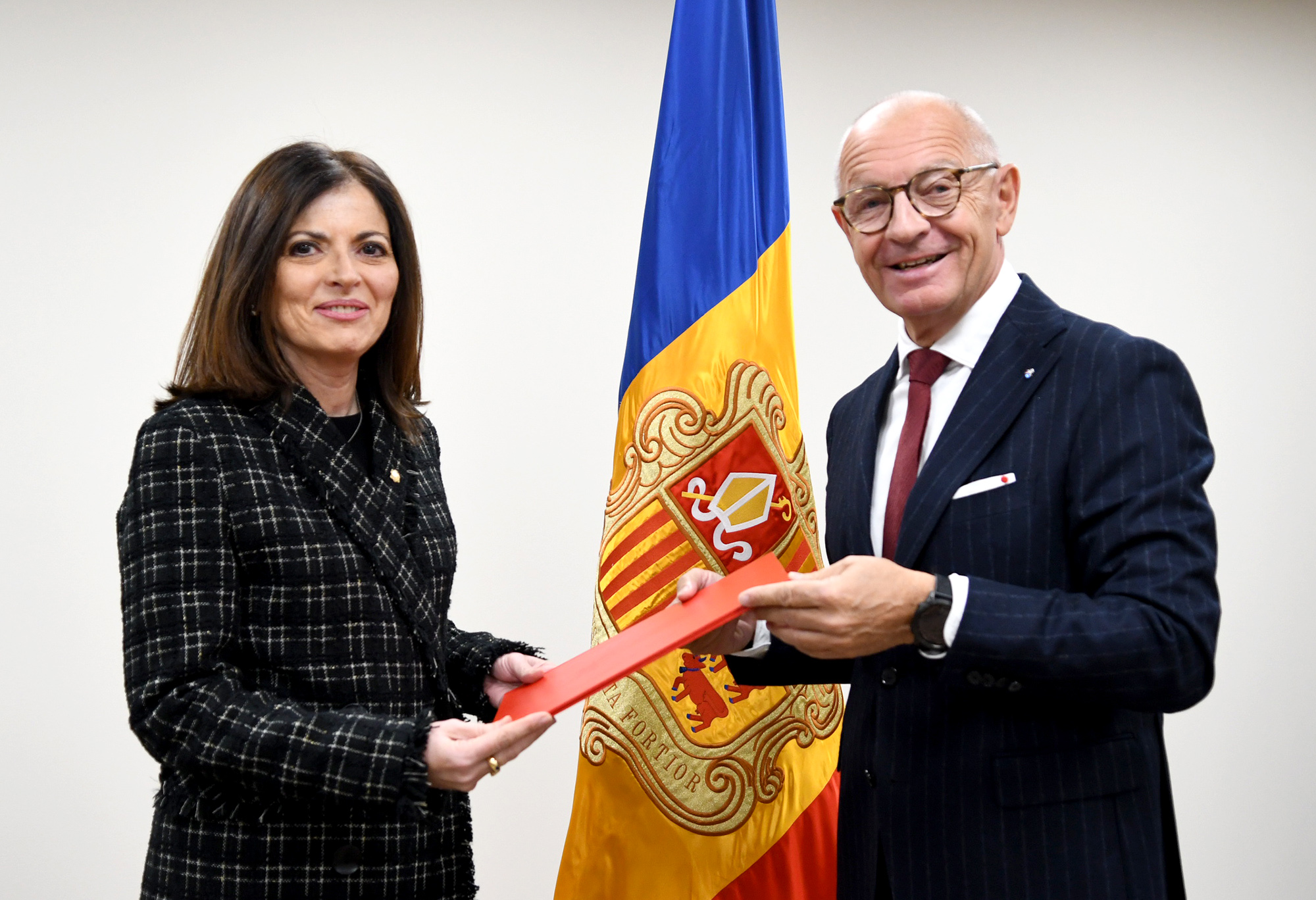 Ambaixadors de deu països presenten les cartes credencials i les còpies al copríncep episcopal i a la ministra d’Afers Exteriors