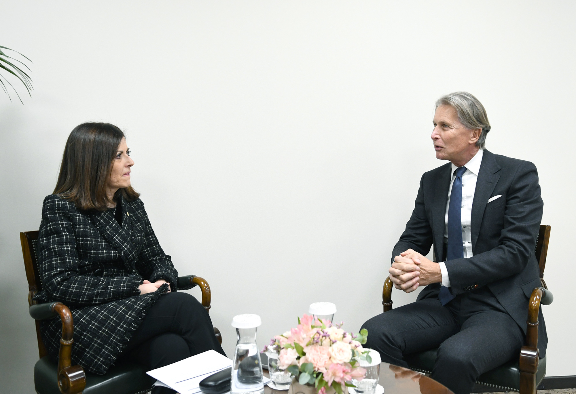 Ambaixadors de deu països presenten les cartes credencials i les còpies al copríncep episcopal i a la ministra d’Afers Exteriors