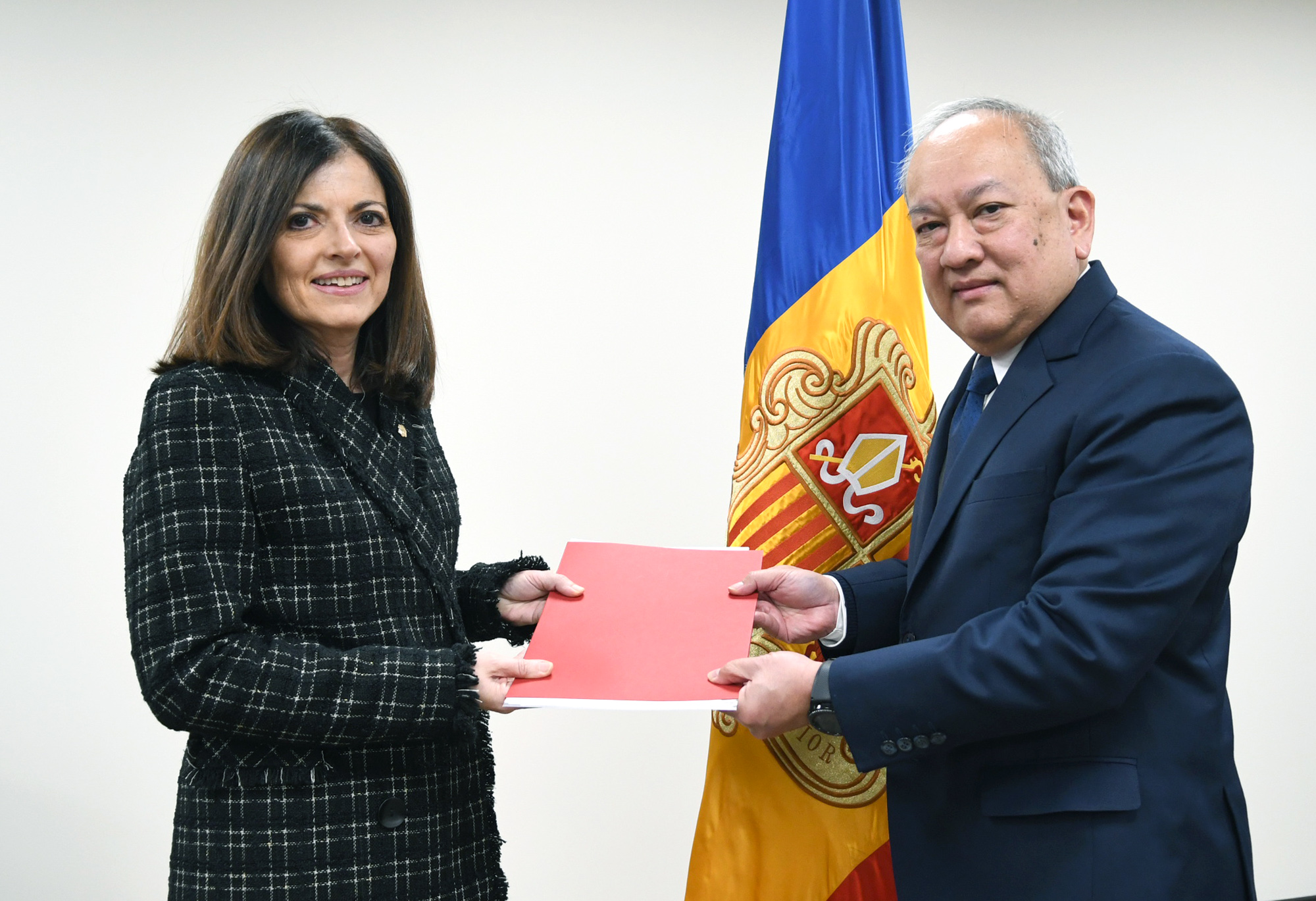 Ambaixadors de deu països presenten les cartes credencials i les còpies al copríncep episcopal i a la ministra d’Afers Exteriors