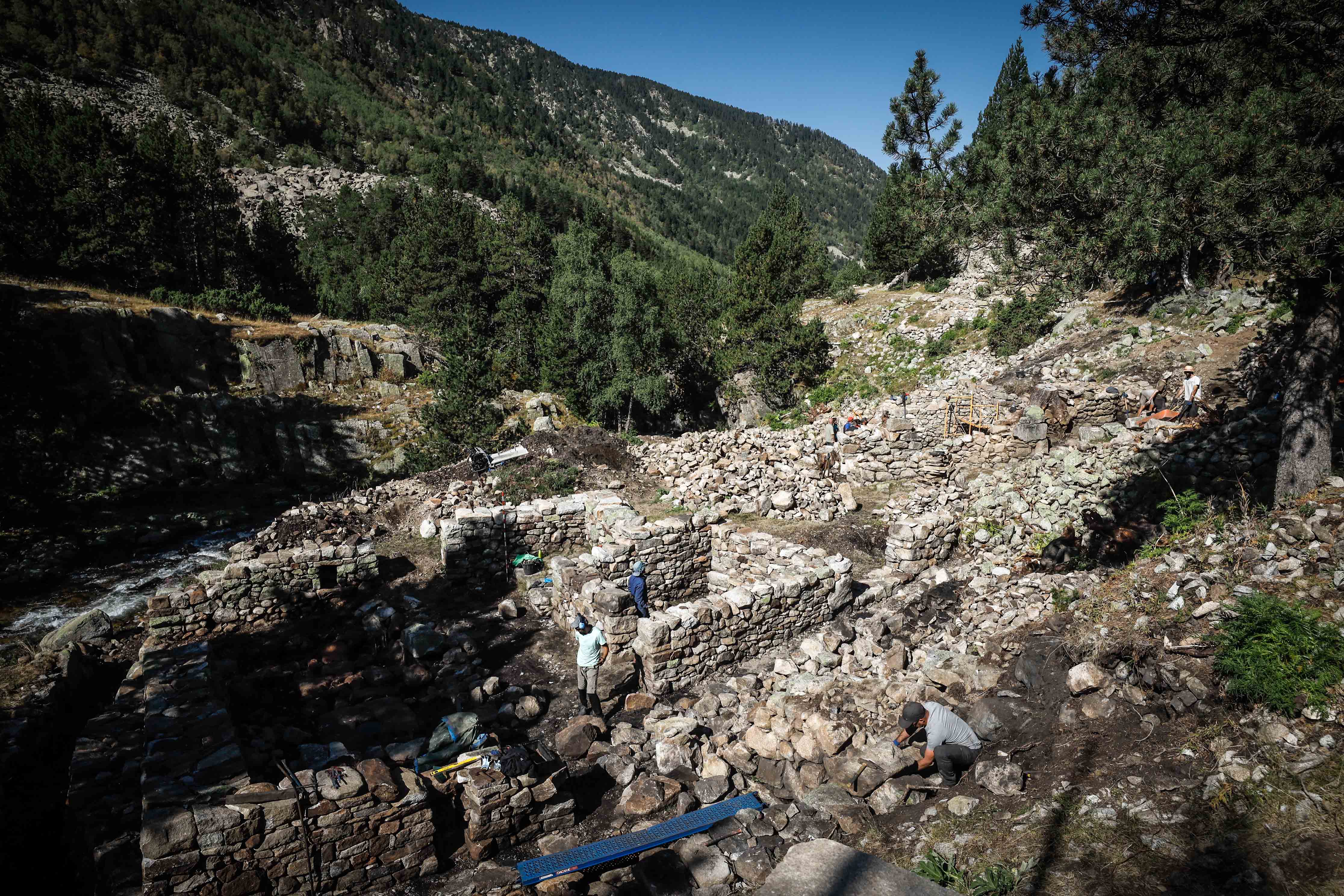 La tercera fase d’intervenció a la Farga del Madriu confirma que és un model representatiu de la transició de les fargues medievals