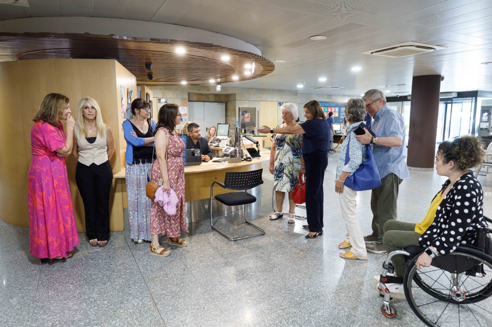 El servei de Tràmits del Govern, Immigració i l’Agència Tributària incorporen taules prioritàries per la gent gran i discapacitats