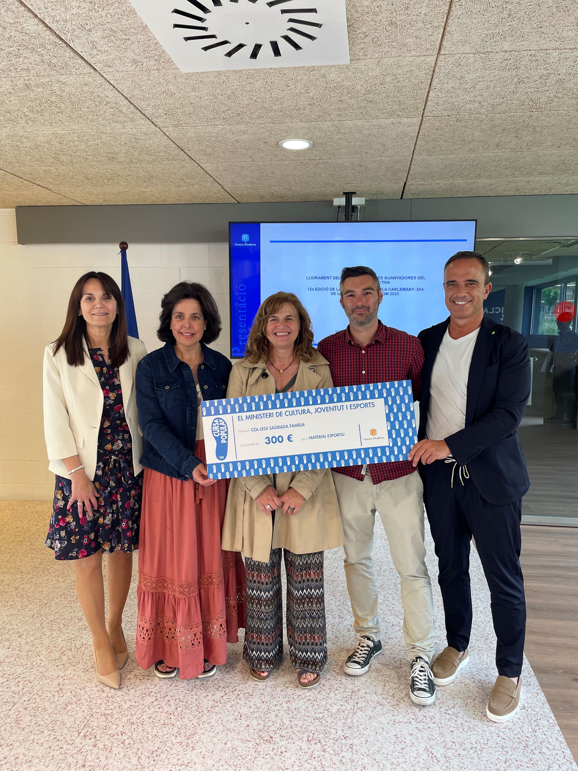 El Govern entrega a Càritas un xec de 5.360 euros, recaptats en la venda de les samarretes de la Cursa Popular Illa Carlemany