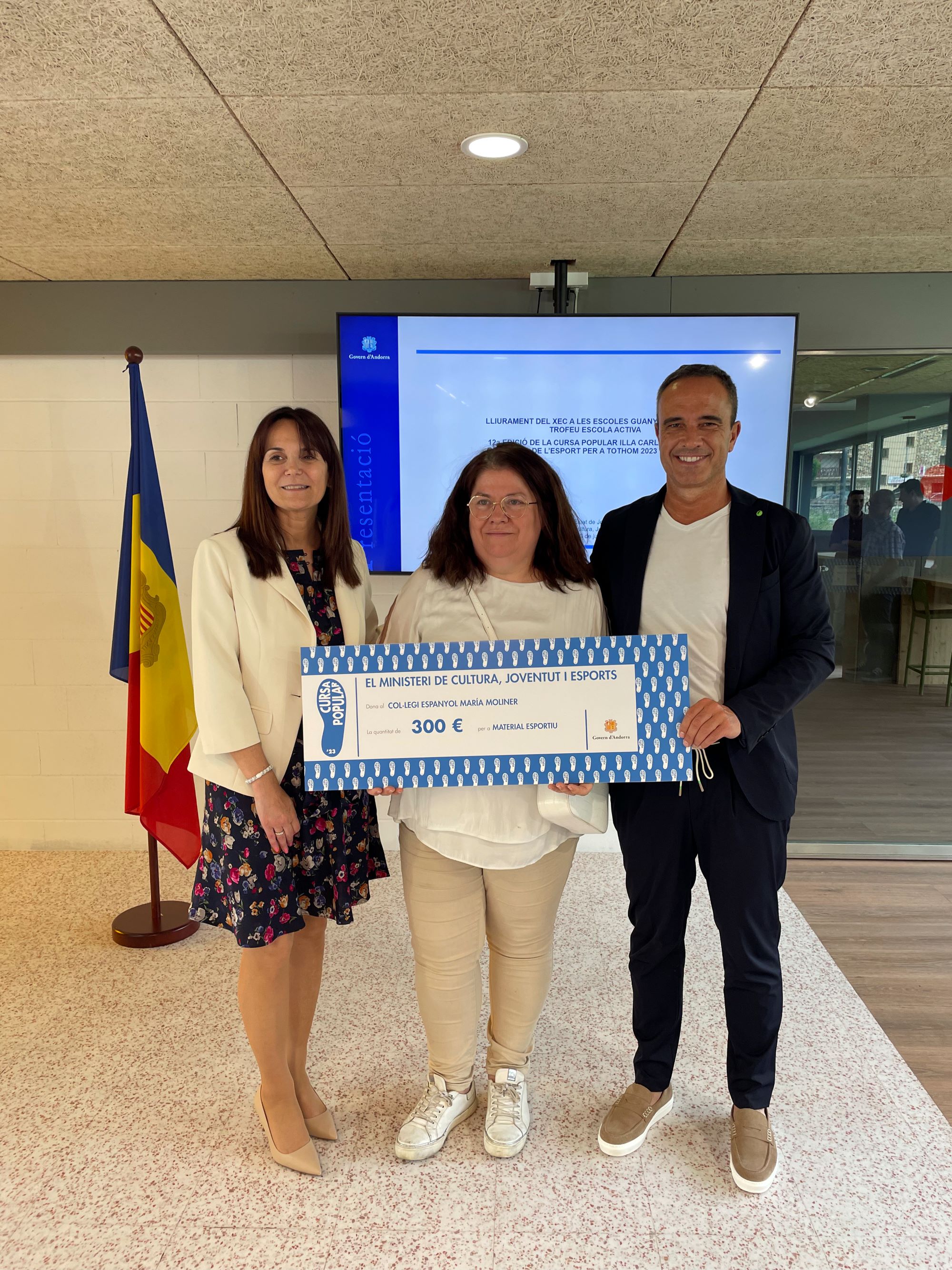 El Govern entrega a Càritas un xec de 5.360 euros, recaptats en la venda de les samarretes de la Cursa Popular Illa Carlemany