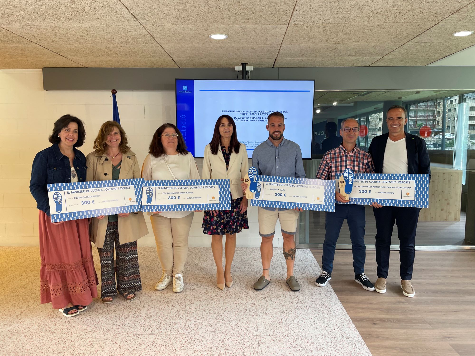 El Govern entrega a Càritas un xec de 5.360 euros, recaptats en la venda de les samarretes de la Cursa Popular Illa Carlemany