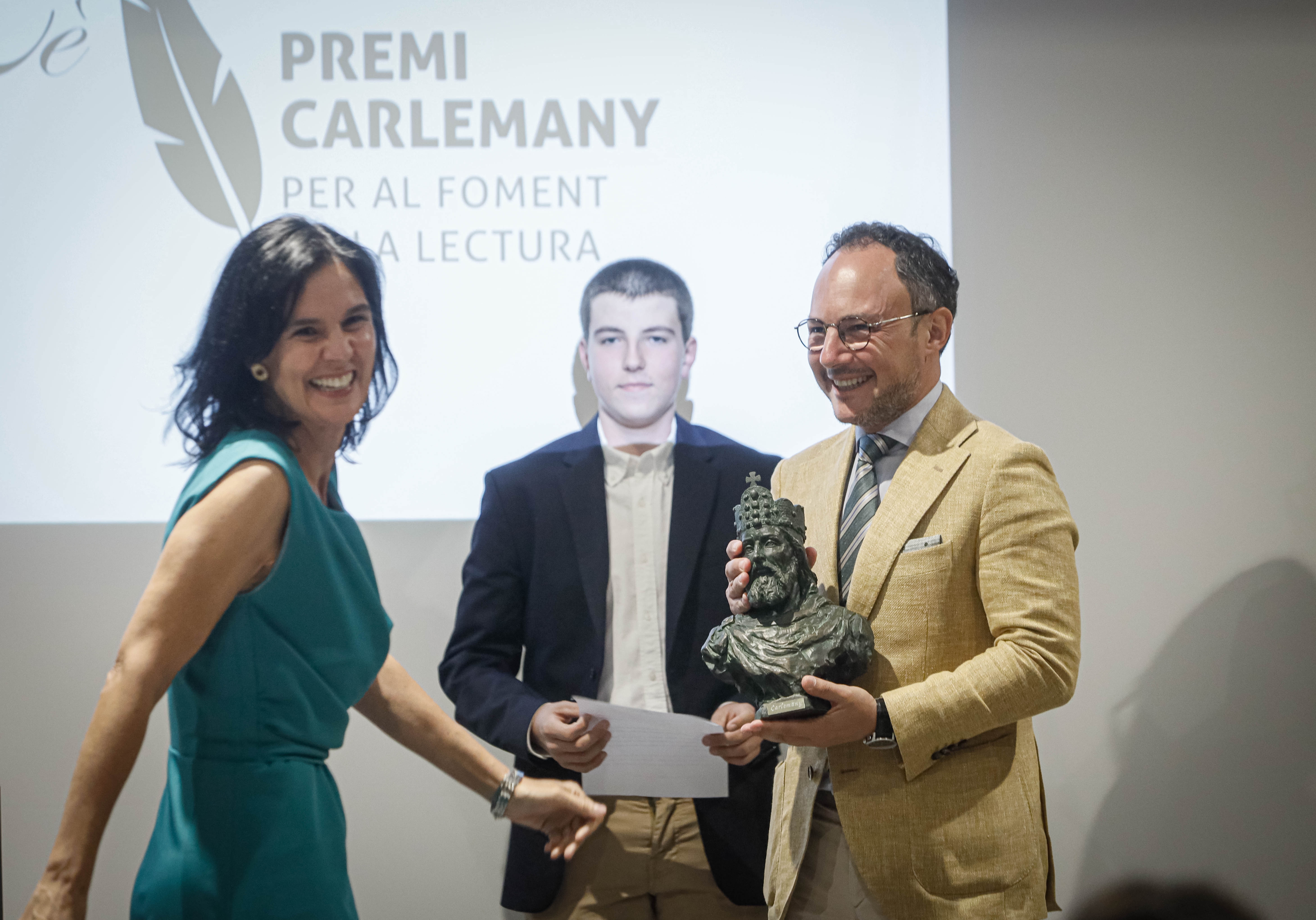 El cap de Govern lliura el XII Premi Carlemany a Laura Casanovas per l’obra ‘Les estrelles de Lilith’