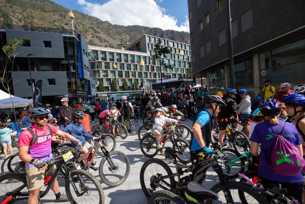 400 persones celebren el Dia Mundial de la Bicicleta amb una pedalada popular