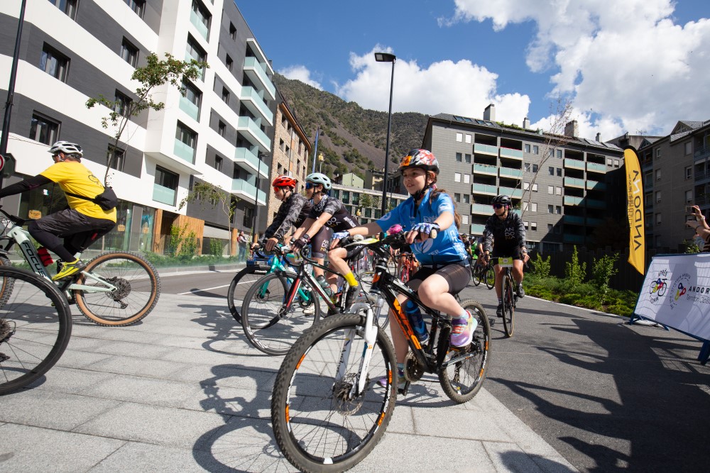 400 persones celebren el Dia Mundial de la Bicicleta amb una pedalada popular