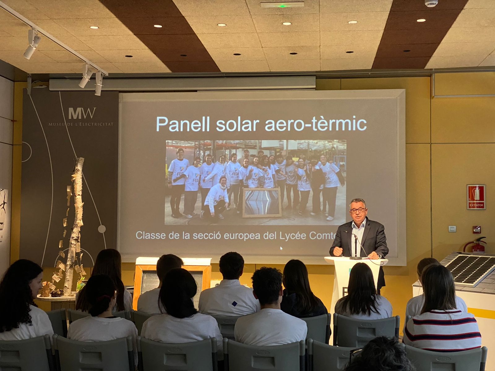 L’alumnat del Lycée presenta el panell solar aerotèrmic construït amb el patrocini de FEDA