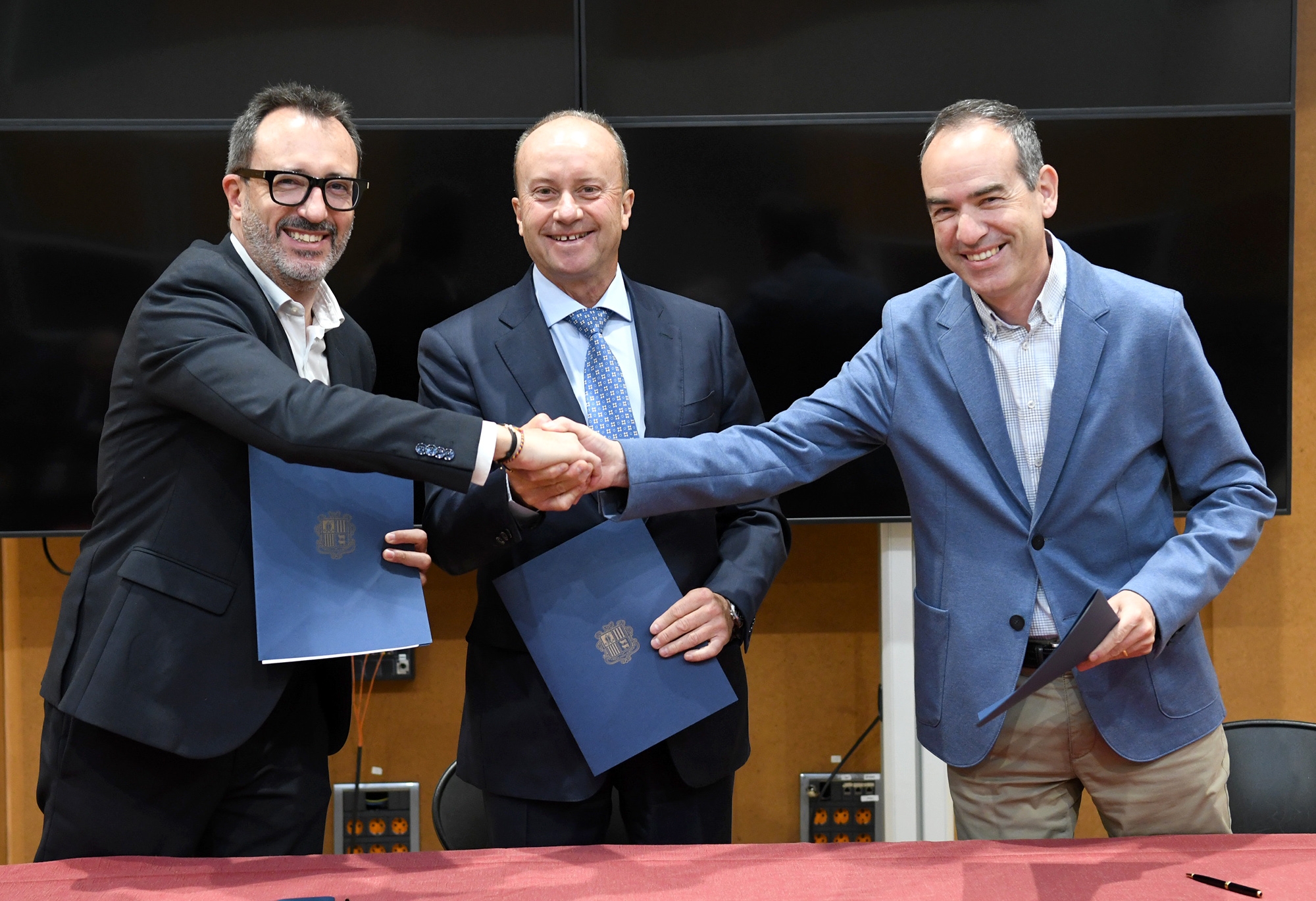 El Govern rep una donació per a la millora de la sala de descans del Cos de Policia, que s’anomenarà ‘Sala Miquel Mandicó’