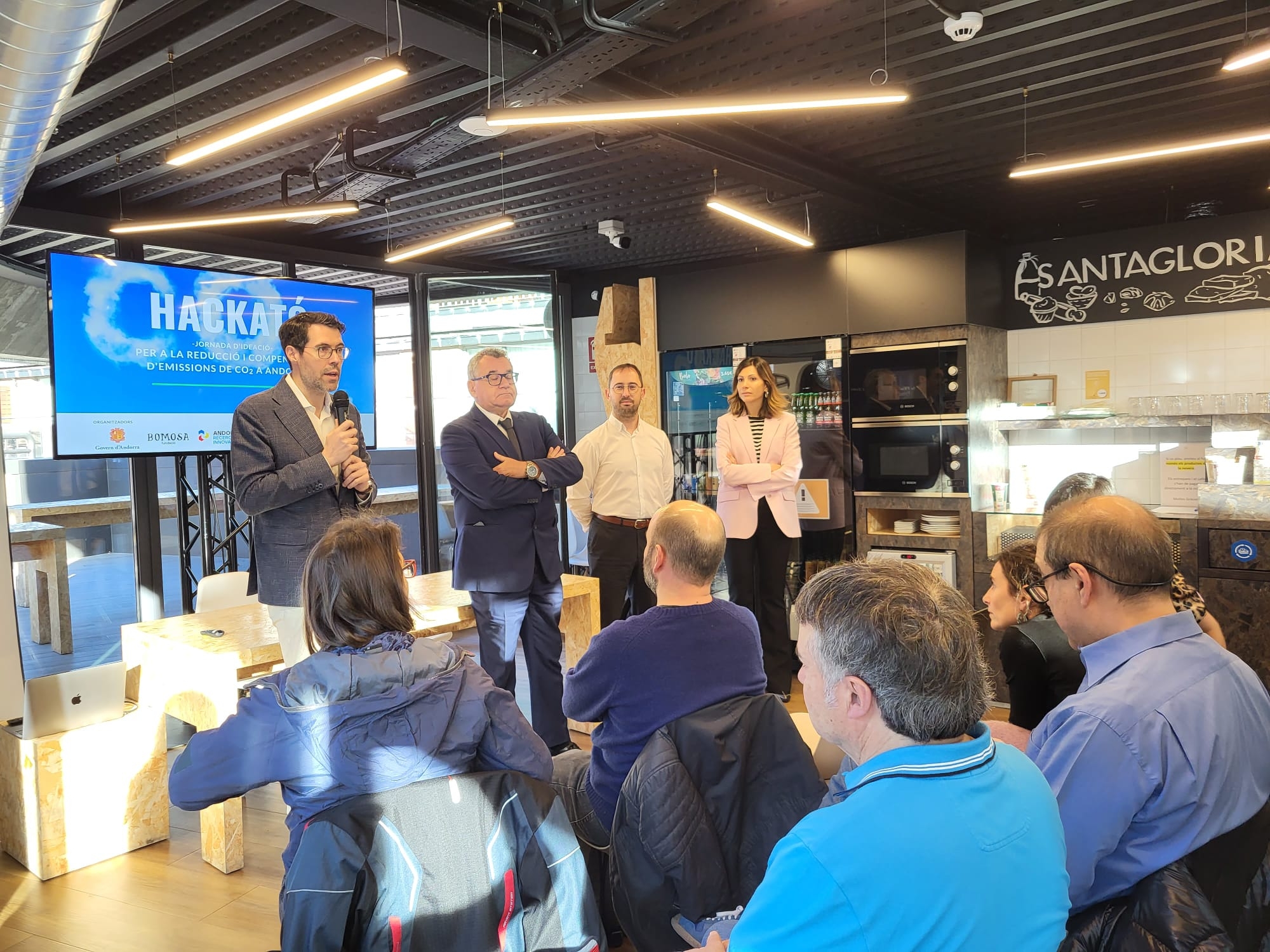 Una cinquantena de persones participen a la hackató per idear solucions per reduir les emissions de CO2 a Andorra