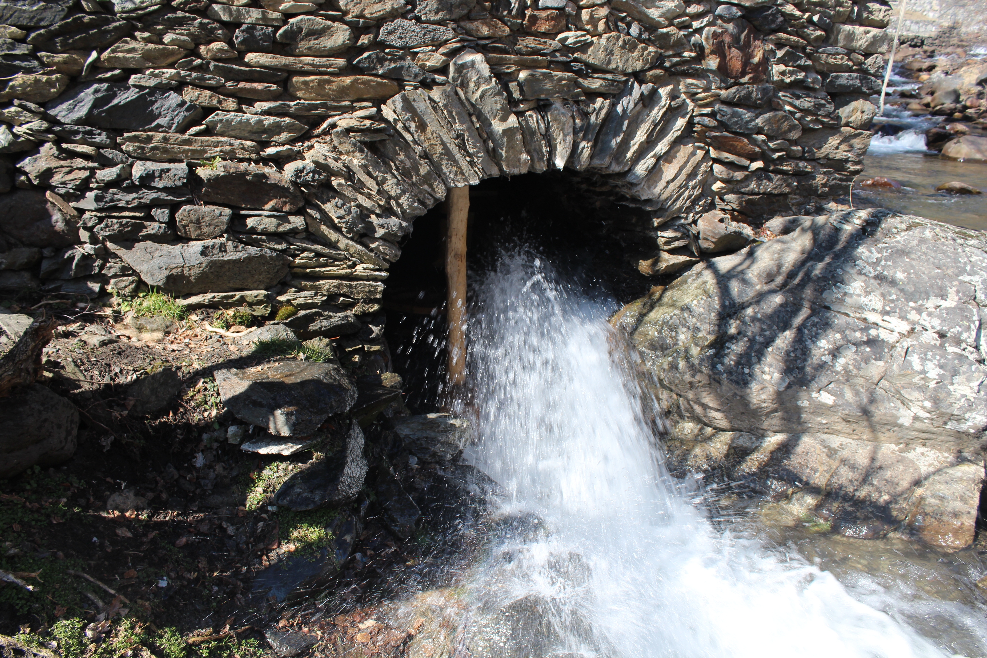Patrimoni posa en funcionament la maquinària hidràulica de la mola i la serradora de Cal Pal