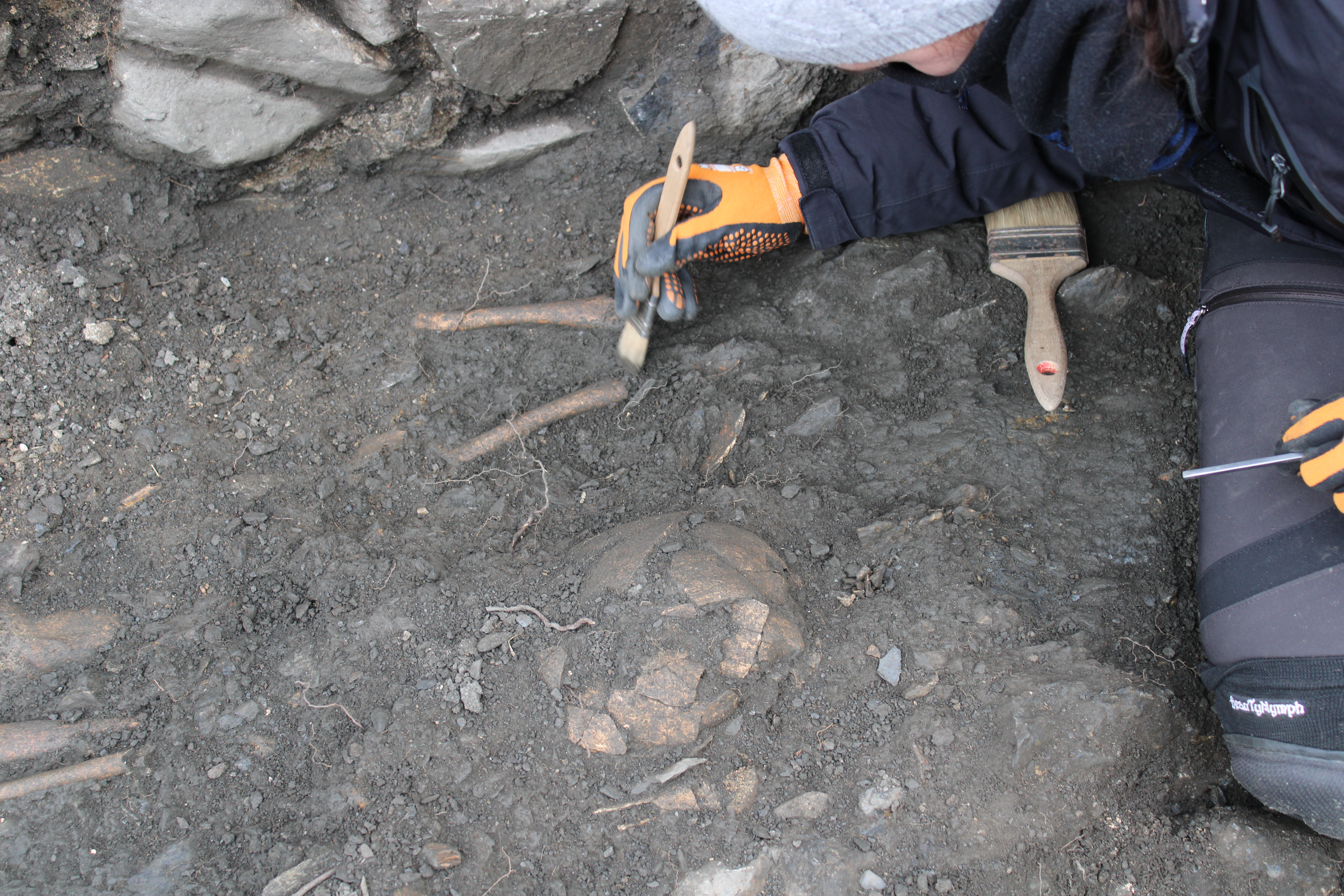 Troballa arqueològica a l’exterior de l’església de Sant Joan de Caselles