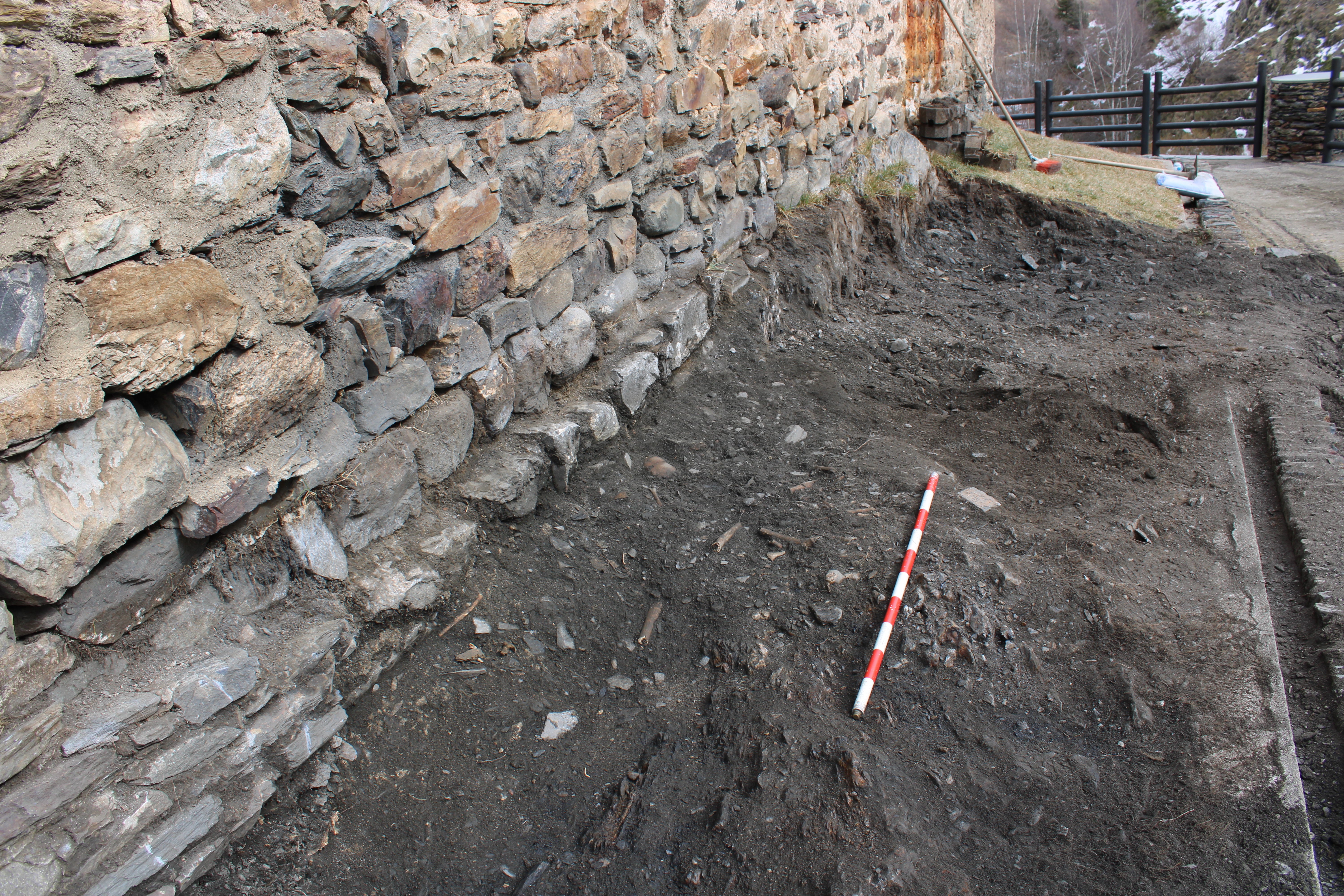 Troballa arqueològica a l’exterior de l’església de Sant Joan de Caselles